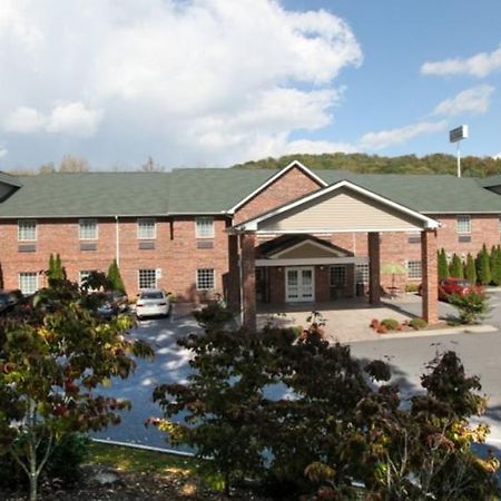 Mountain Inn & Suites Airport - Hendersonville Bagian luar foto