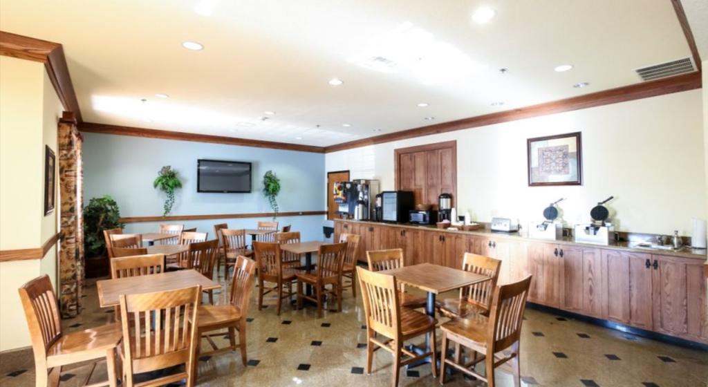 Mountain Inn & Suites Airport - Hendersonville Bagian luar foto