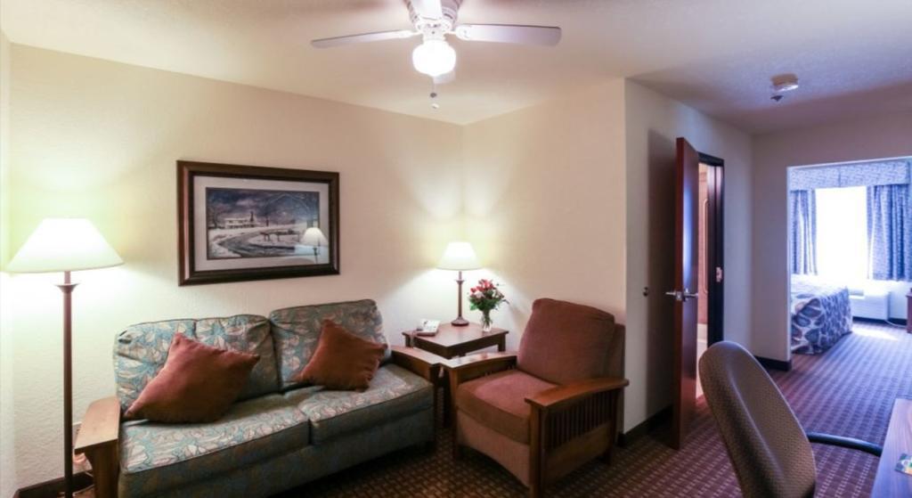 Mountain Inn & Suites Airport - Hendersonville Bagian luar foto