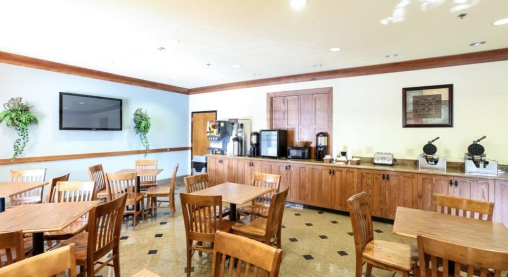 Mountain Inn & Suites Airport - Hendersonville Bagian luar foto