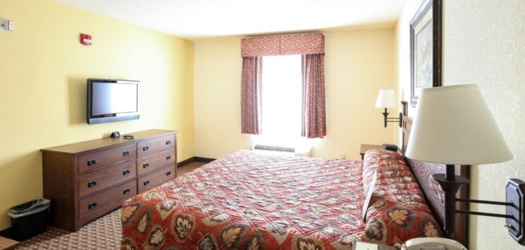 Mountain Inn & Suites Airport - Hendersonville Bagian luar foto