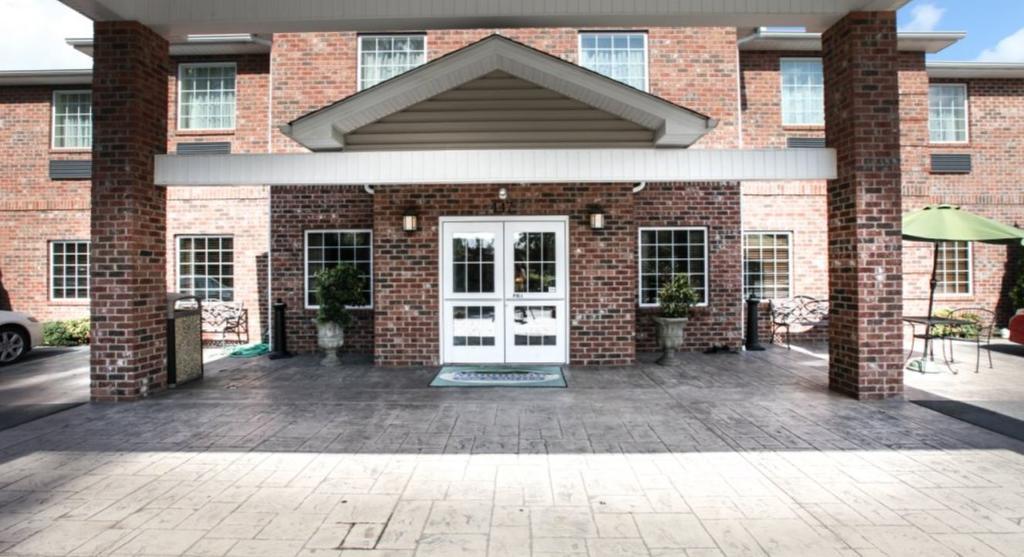 Mountain Inn & Suites Airport - Hendersonville Bagian luar foto