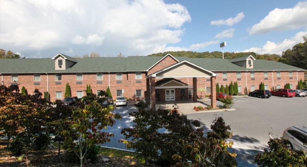 Mountain Inn & Suites Airport - Hendersonville Bagian luar foto