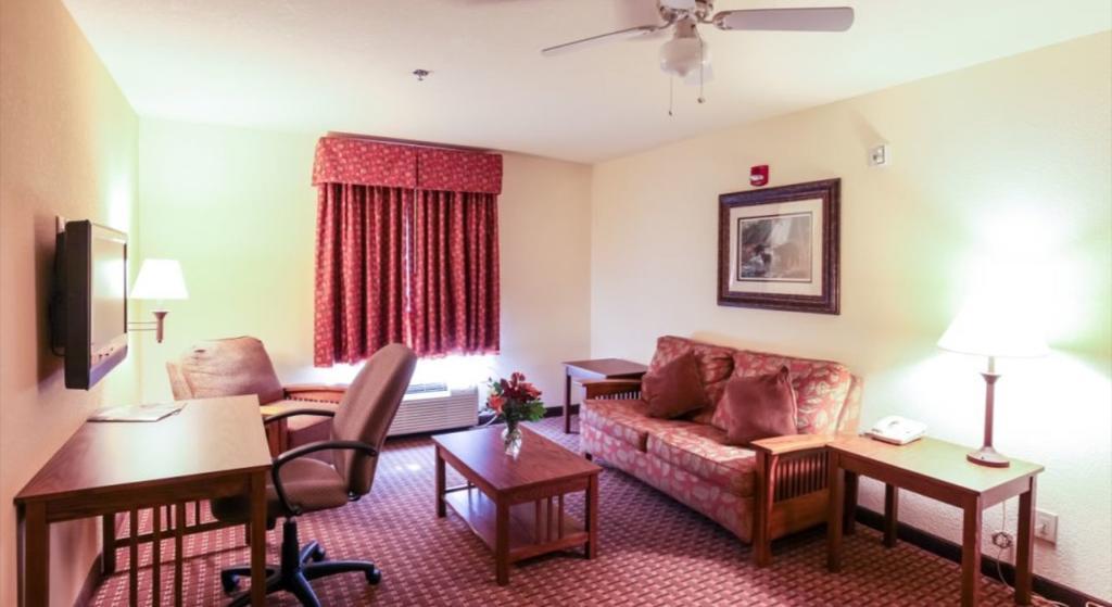 Mountain Inn & Suites Airport - Hendersonville Bagian luar foto