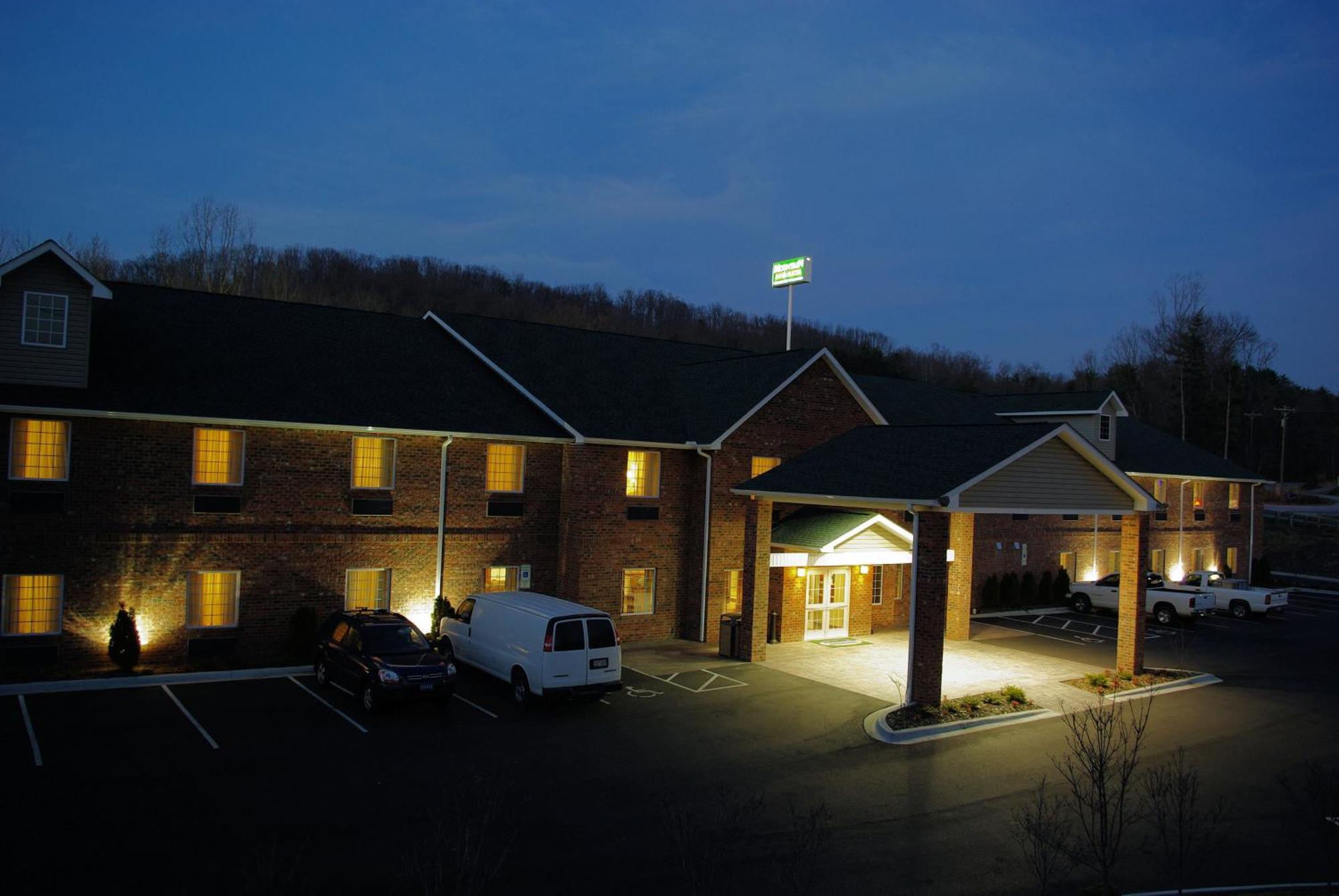 Mountain Inn & Suites Airport - Hendersonville Bagian luar foto