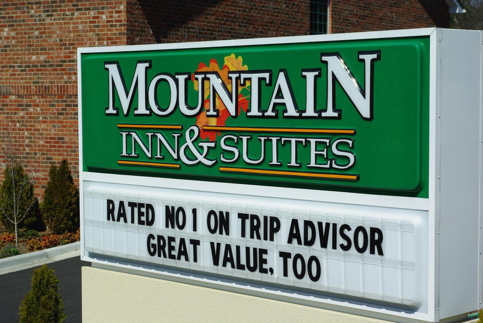 Mountain Inn & Suites Airport - Hendersonville Bagian luar foto