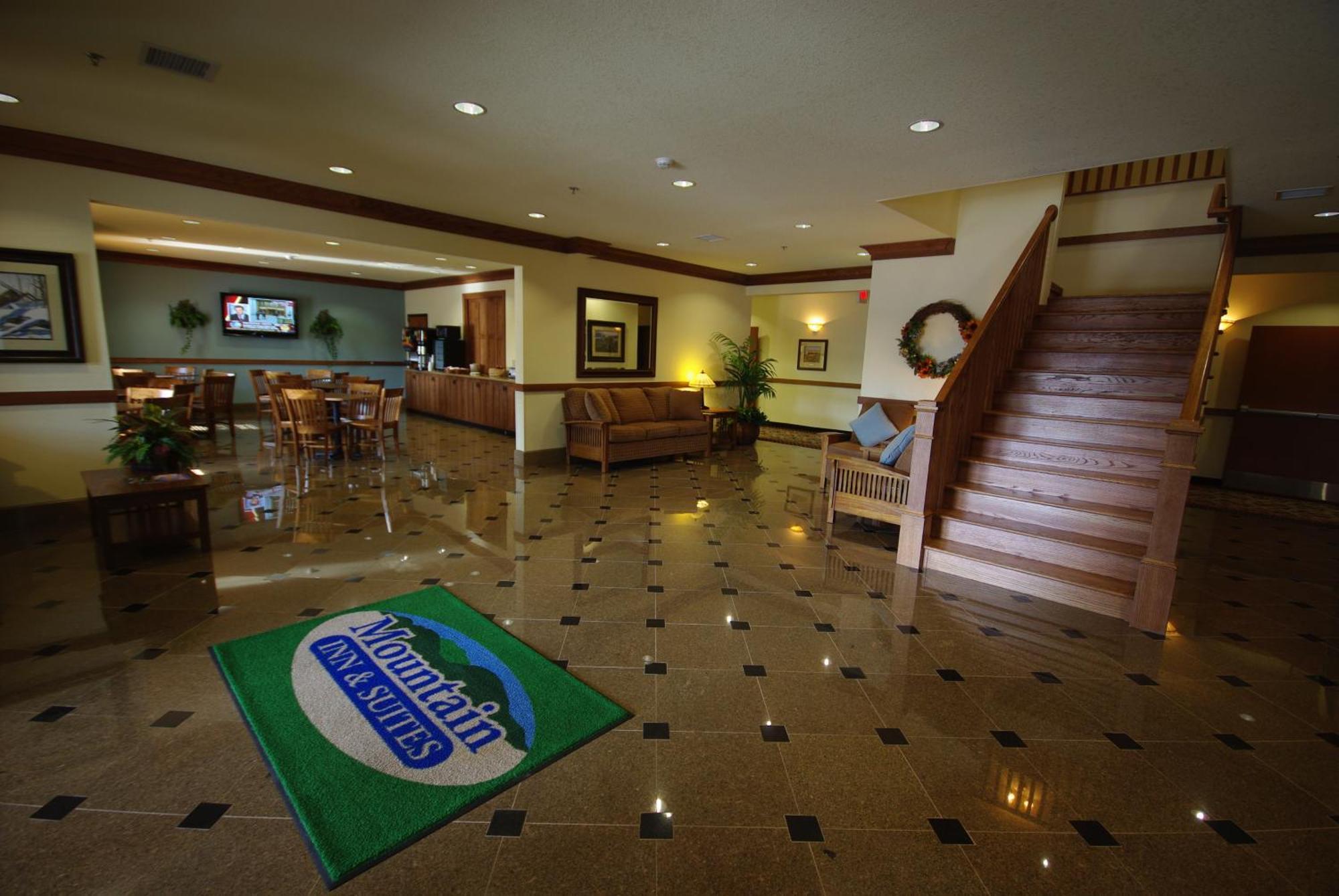 Mountain Inn & Suites Airport - Hendersonville Bagian luar foto