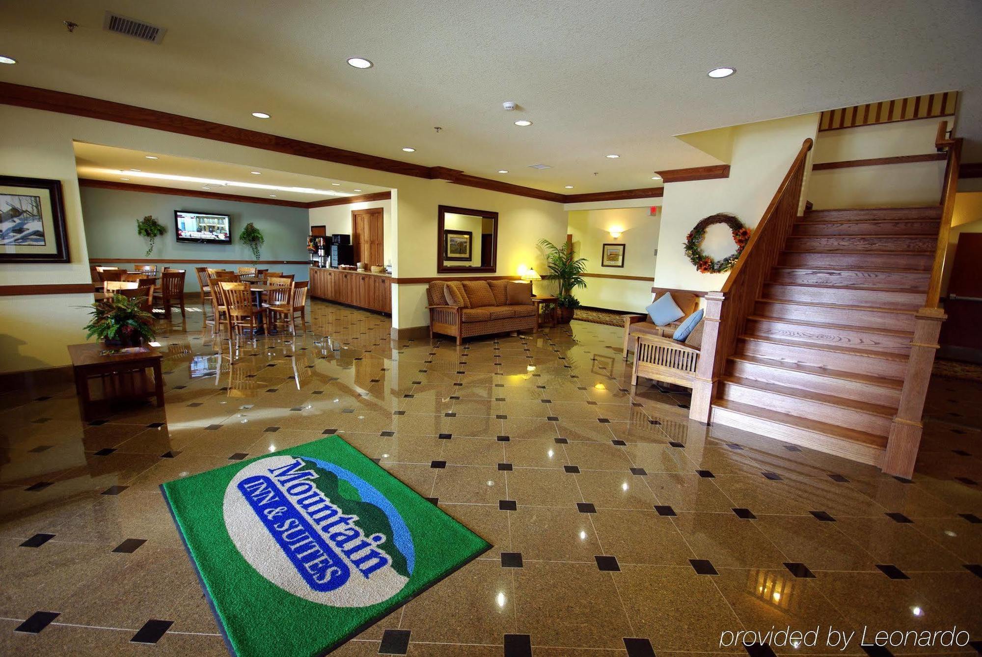 Mountain Inn & Suites Airport - Hendersonville Bagian luar foto